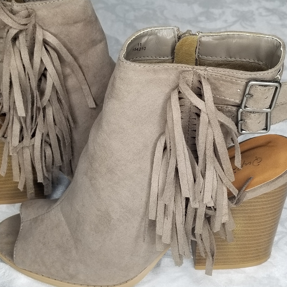 Qupid Shoes Fringe Tan Womes Size 11